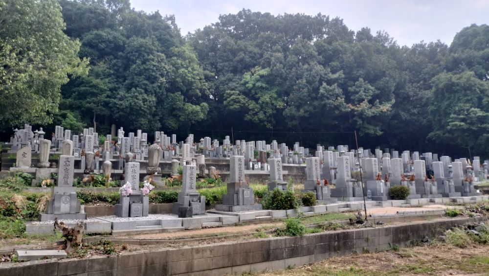 東墓苑と西墓苑の様子